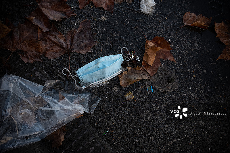 丢弃在地上的废旧口罩图片素材