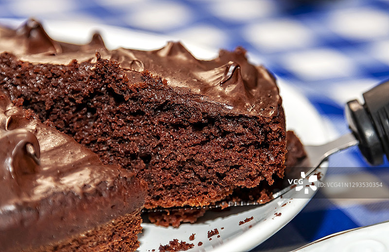 切一块巧克力甘纳许蛋糕图片素材