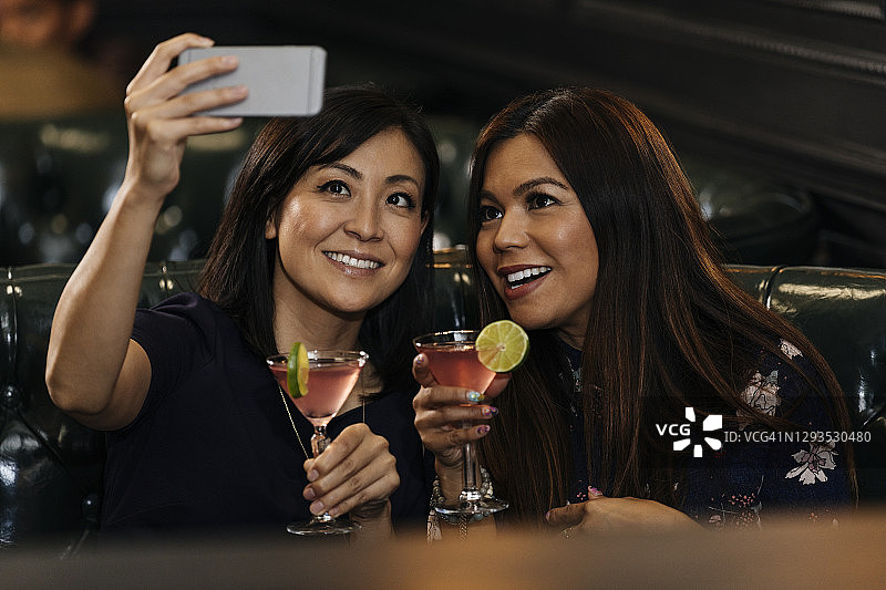 女人在餐厅与朋友自拍图片素材