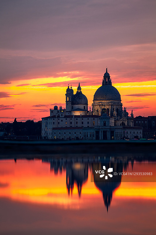 竖版威尼斯大运河圣玛利亚救赎教堂日落图片素材