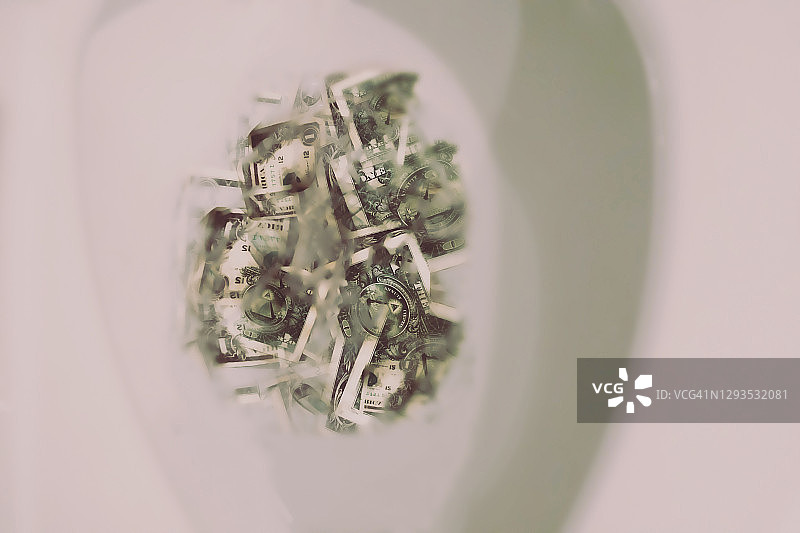 大量美元纸币被冲入马桶图片素材