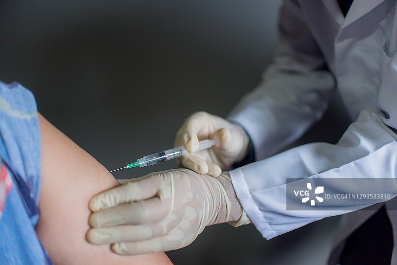 在一名妇女家中应用新冠疫苗图片素材