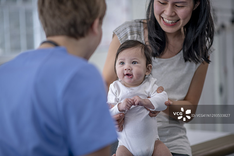 很高兴去看医生做检查图片素材