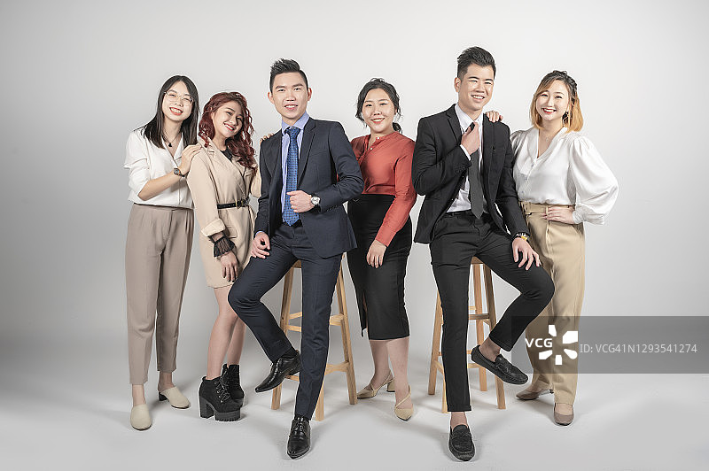 穿着商务装的中国白领合影（工作室拍摄，白色背景抠图）图片素材