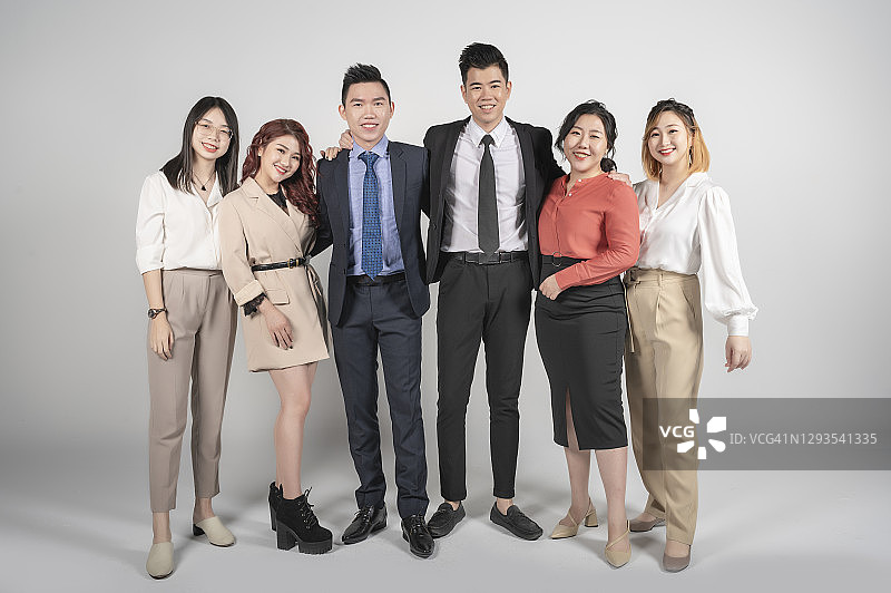 穿着商务装的中国白领合影（工作室拍摄，白色背景抠图）图片素材