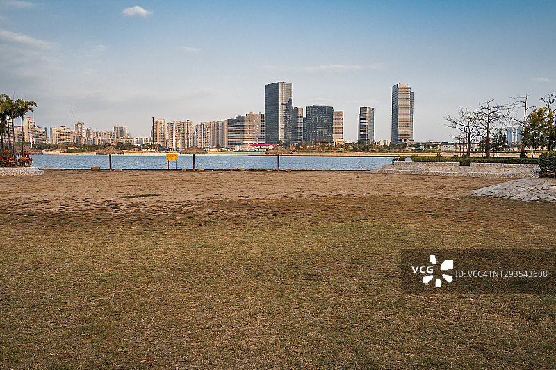 中国厦门海沧区现代建筑城市天际线日落海景图片素材