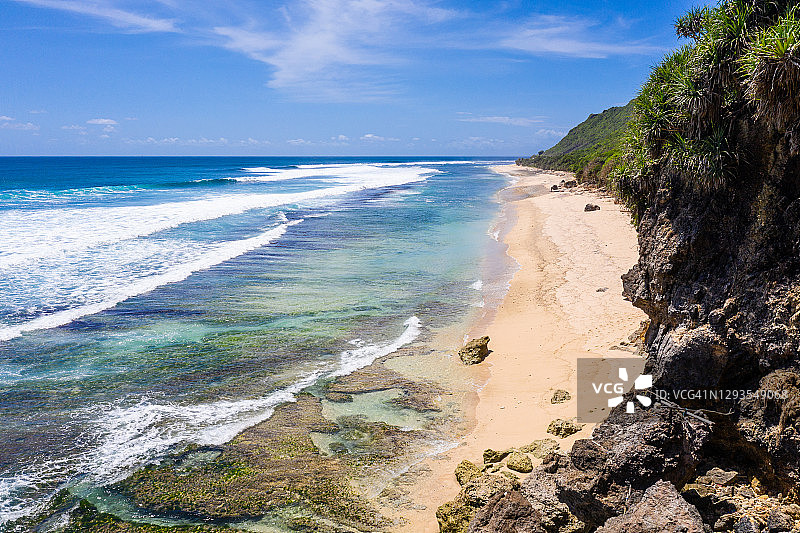 印度尼西亚巴厘岛武吉半岛娘娘海滩的迷人景色图片素材