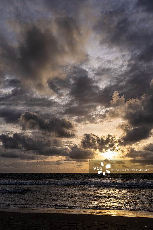 印度尼西亚巴厘岛库塔海滩的壮丽日落图片素材