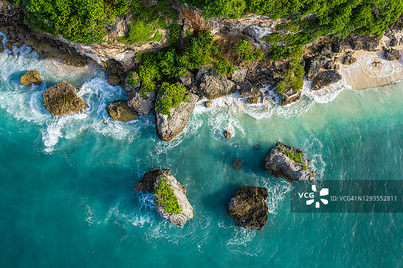 无人机航拍印度尼西亚巴厘岛武吉半岛壮丽海岸线图片素材