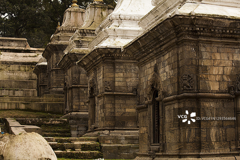 尼泊尔加德满都帕斯帕提纳神庙Pandra Shivalaya小湿婆神庙的石墙图片素材