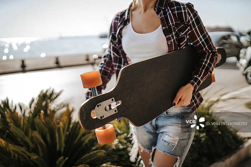 城市中的滑板女孩图片素材