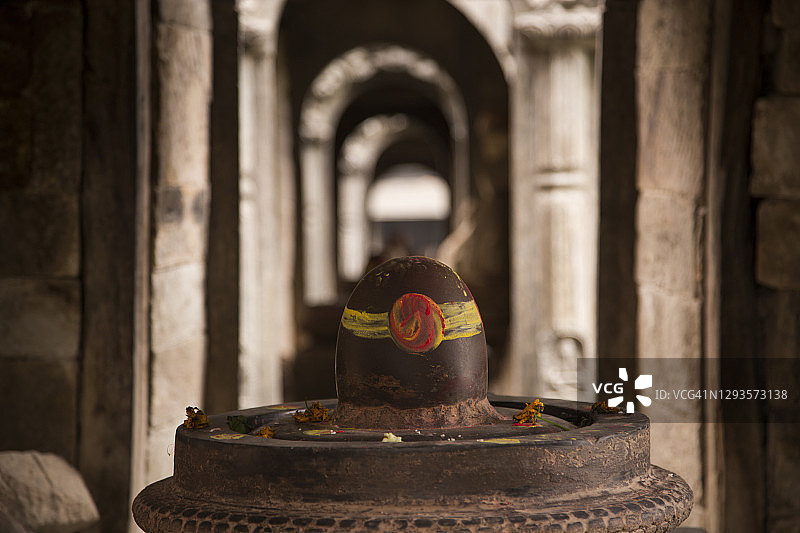 加德满都帕斯帕提纳印度教火葬庙高里庙内小湿婆庙里的湿婆林伽图片素材