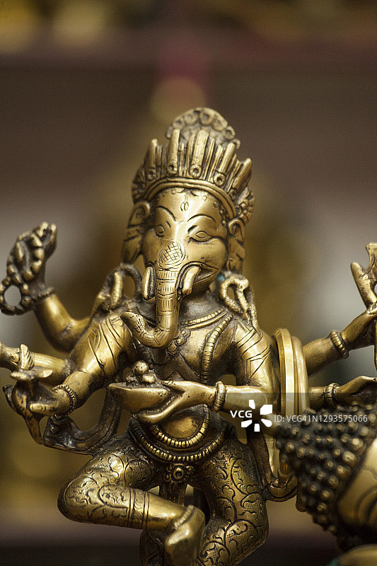 尼泊尔加德满都商店里的黄铜 गणेश 印度教雕像装饰品图片素材