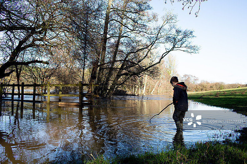 洪水泛滥平原边的男孩图片素材