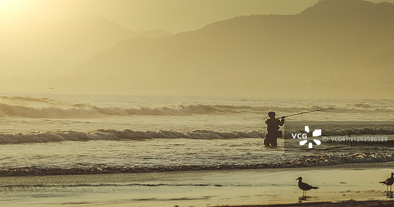 男子在太平洋海钓图片素材