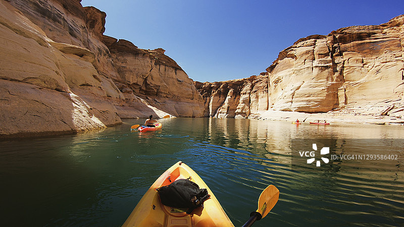 在鲍威尔湖峡谷皮划艇的视角图片素材