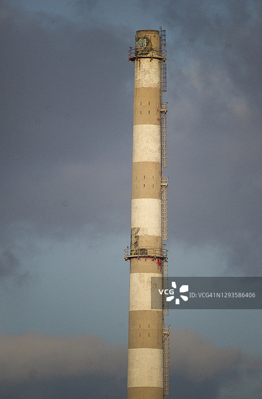 希腊雅典比雷埃夫斯附近的工业烟囱图片素材