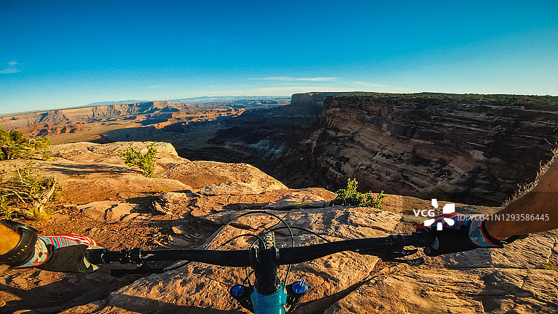 犹他州莫阿布山地自行车骑行视角图片素材