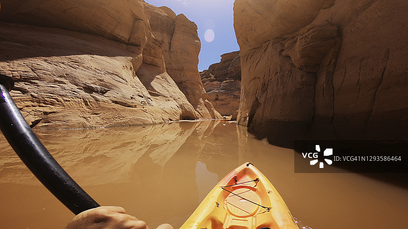 在鲍威尔湖峡谷皮划艇的视角图片素材