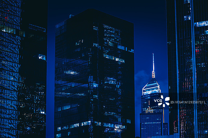 夜间现代建筑仰视图片素材