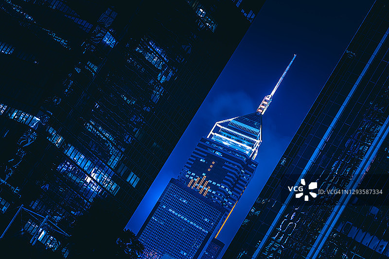 夜间现代建筑仰视图片素材