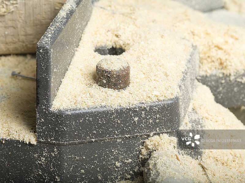 斜切锯上的锯末图片素材