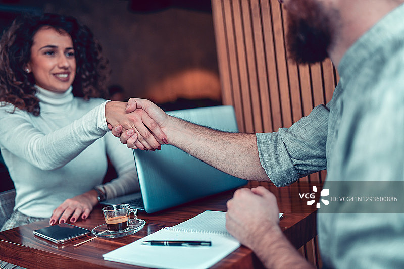 女保险代理与客户的商务咖啡会谈图片素材