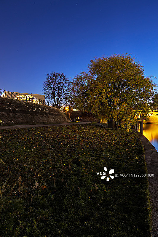 蓝色时刻施普雷河畔长廊（柏林蒂尔加滕区）图片素材