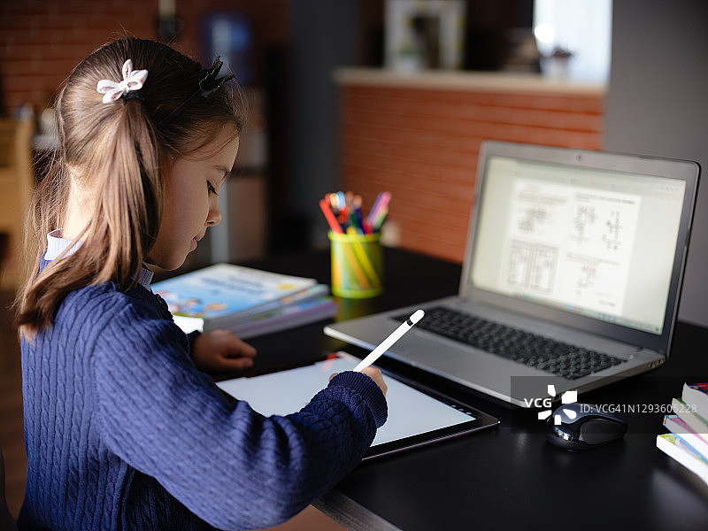 疫情期间儿童在家上网课图片素材