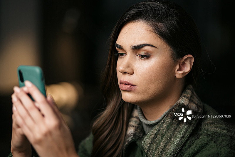 悲伤的年轻白人女性阅读坏消息特写图片素材