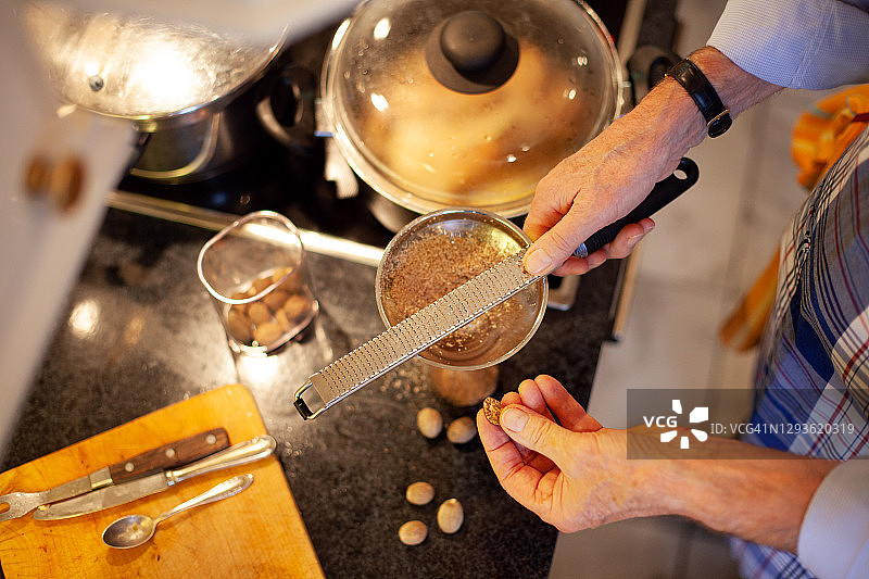 男子肉豆蔻光栅，俯视图片素材