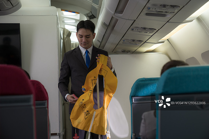空乘人员在飞机客舱内演示飞行前安全须知图片素材