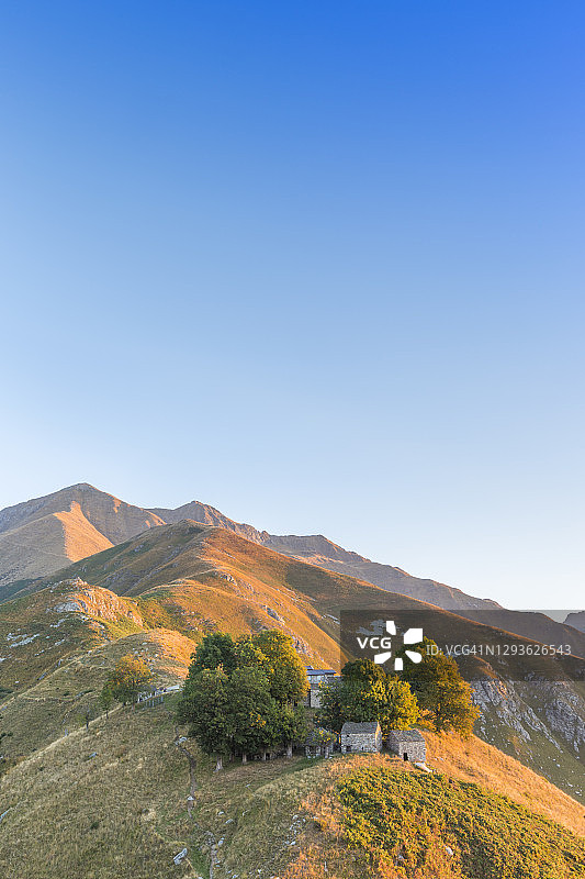 意大利伦巴第科莫省皮亚盖多的古老石头房屋图片素材