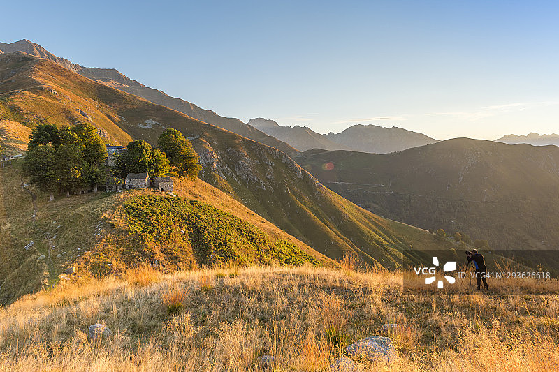 摄影师在意大利科莫省拍摄古老的石头房子图片素材