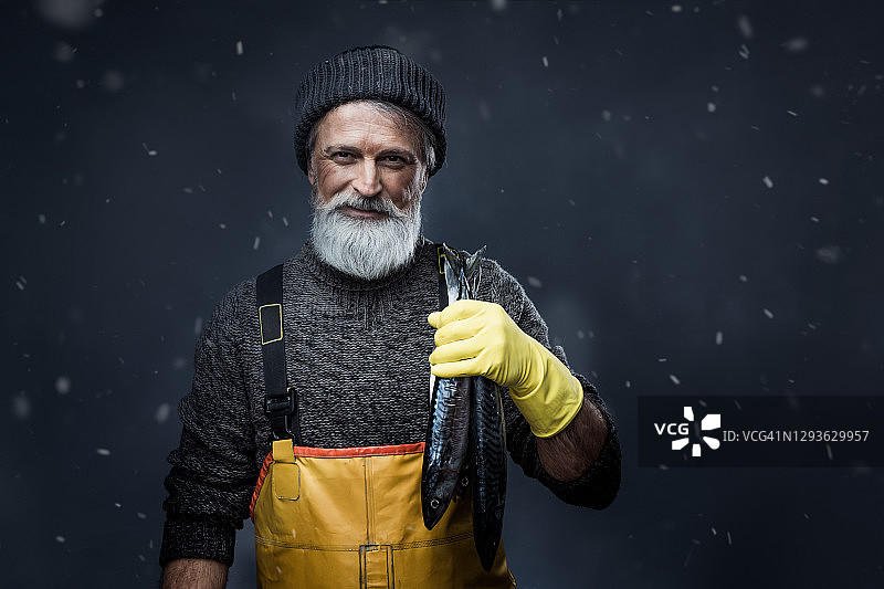 拿着大鱼的渔夫图片素材