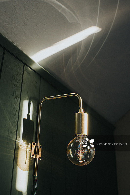 大型外露壁挂式灯泡图片素材