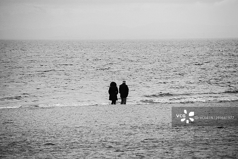 海边漫步爱心图片素材