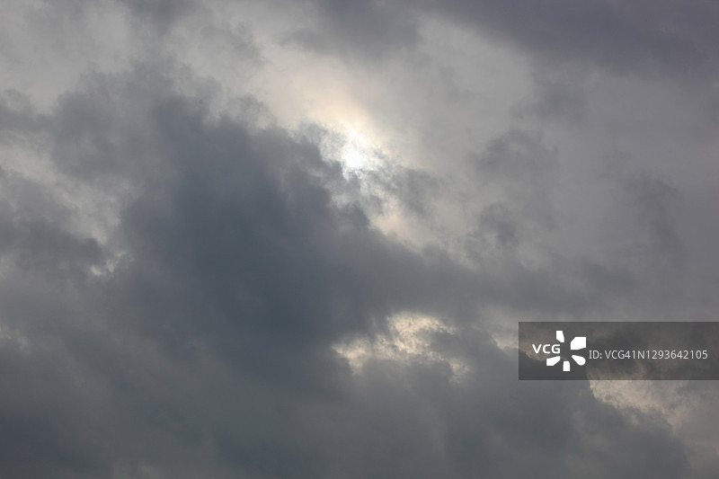 天空中的暴风云低角度景观图片素材