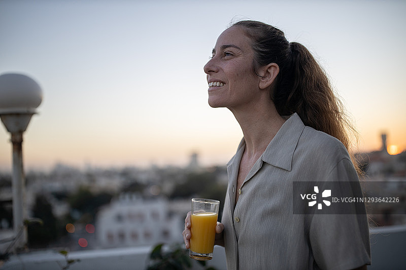 喝橙汁的女人图片素材