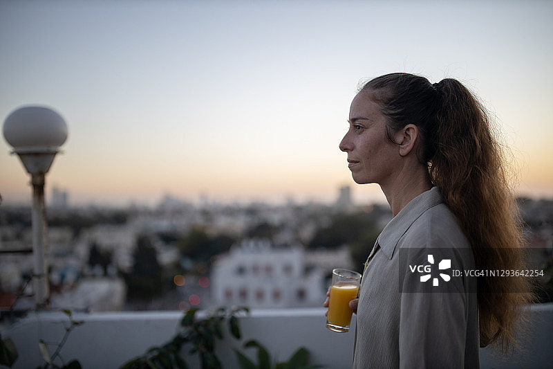 喝橙汁的女人图片素材