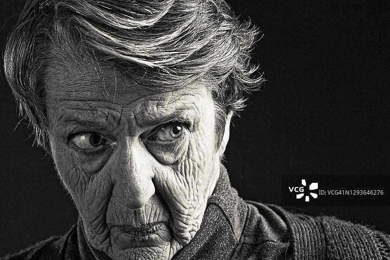 黑白照片：焦虑地看向一侧的年长妇女图片素材