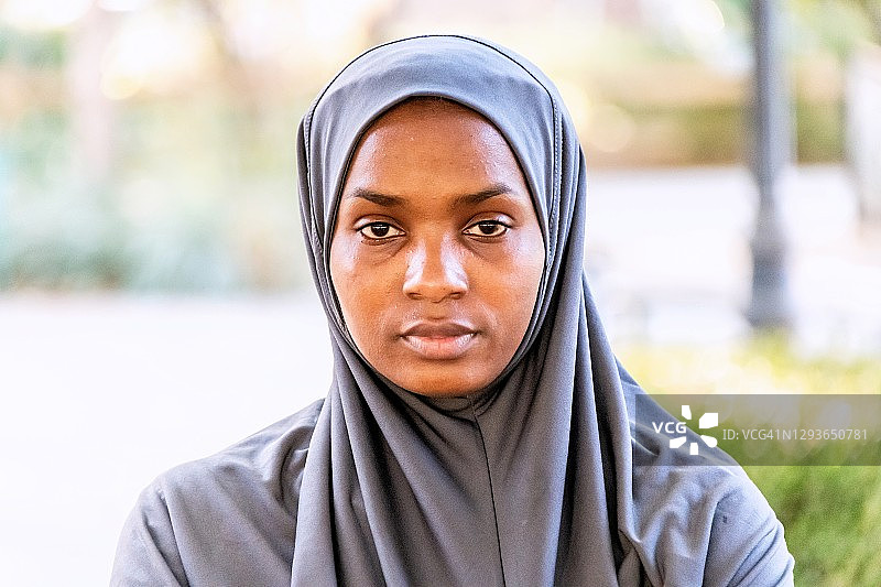 戴头巾的沉思黑人穆斯林女人图片素材