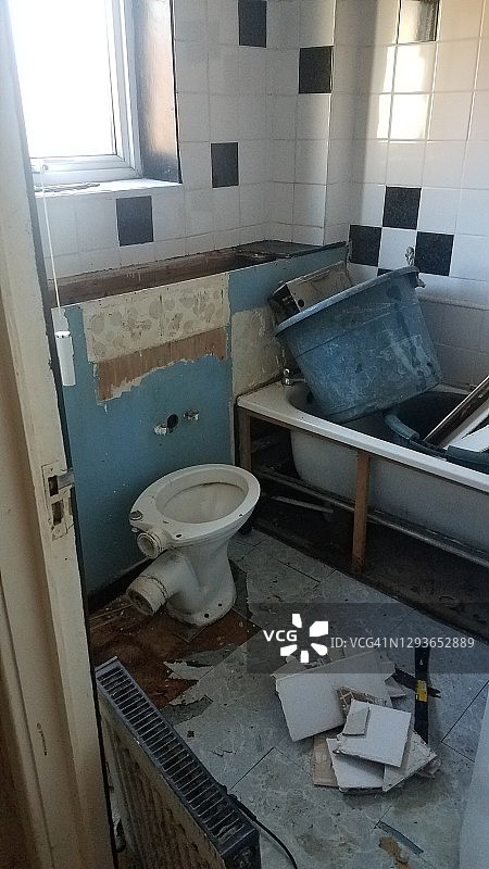 开始翻新工作的浴室图片素材