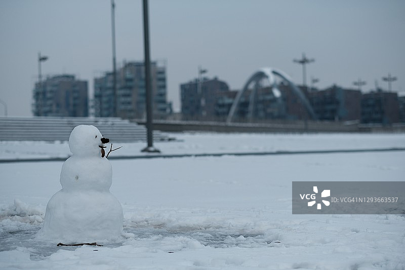 米兰金融广场雪景，市中心雪人图片素材