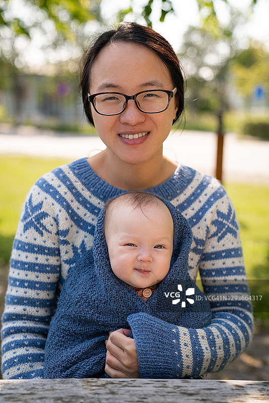 在挪威莫舍恩，母婴享受阳光明媚的一天图片素材