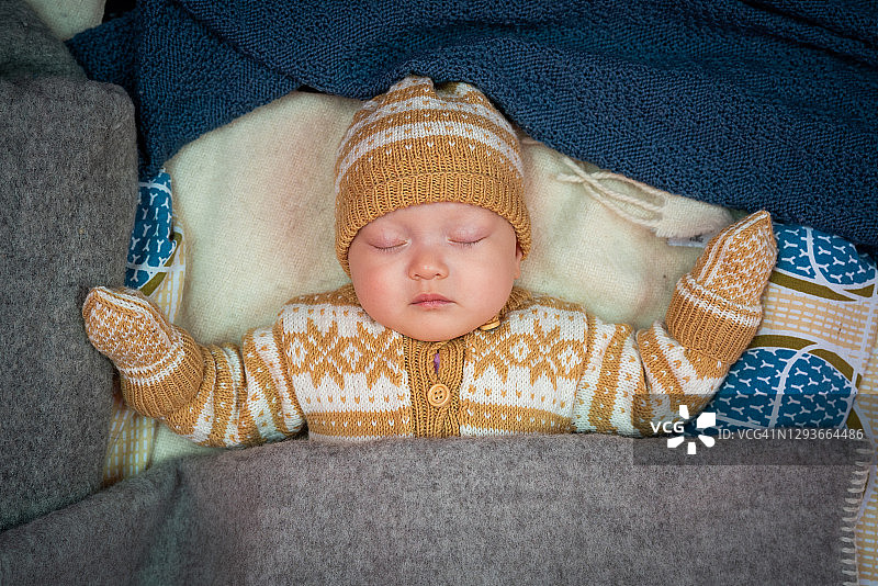 在挪威吉姆瑟岛上睡觉的婴儿的画像图片素材