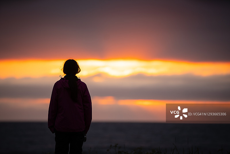年轻女子在挪威吉姆瑟伊欣赏壮丽的日落图片素材
