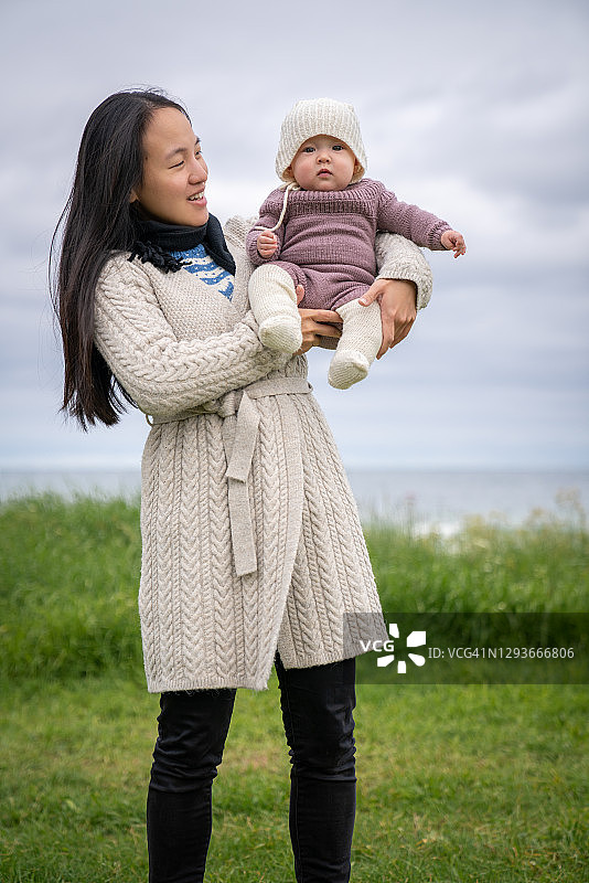 妈妈和宝宝在挪威吉姆斯øy海滩享受时光图片素材