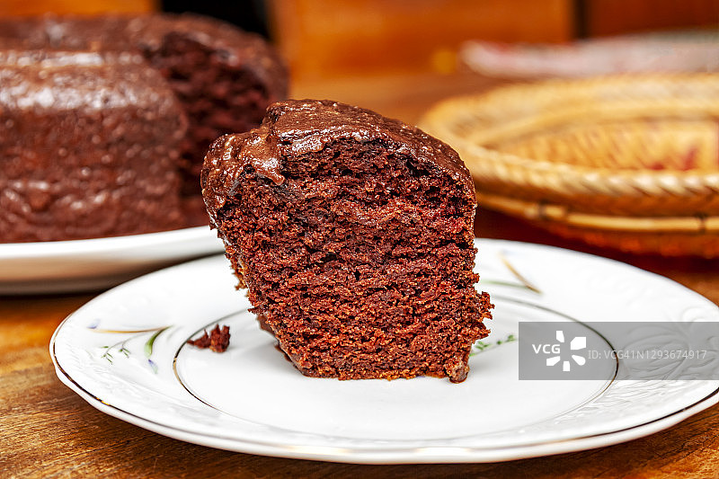 带淡糖霜的巧克力蛋糕切片特写图片素材