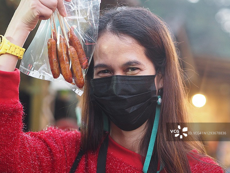 中国台湾女子在泰国清迈夜市购买泰北香肠图片素材